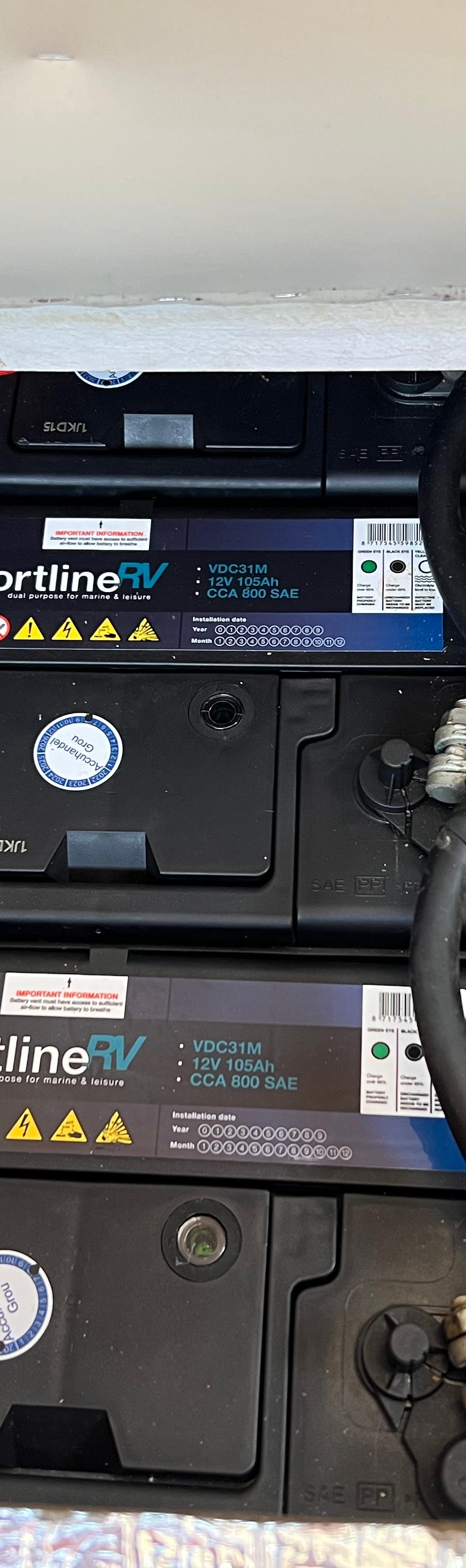 Agder 950 HT - Accuruim met twee accu's en kabels, opgeslagen verfblikken