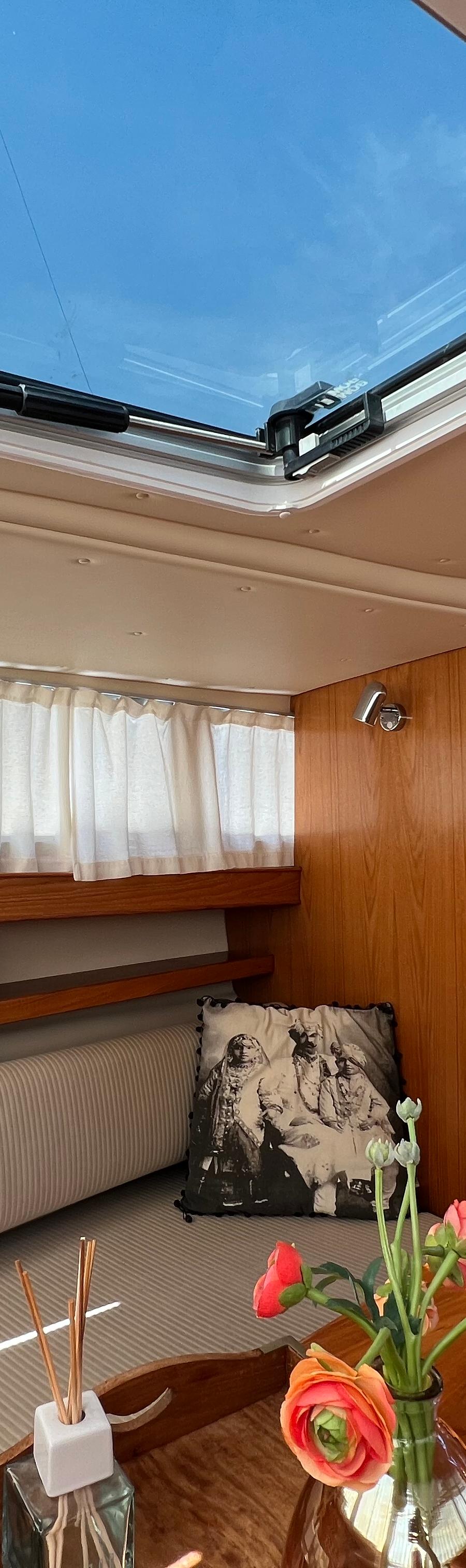 Agder 950 HT - Salon met dakraam, zithoek en houten tafel