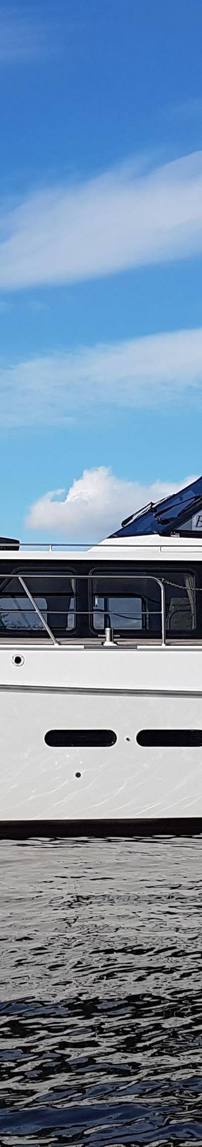 Altena Look 2000 - boot; aanzicht vanaf bakboord; stuurhut; davits; fender; railing