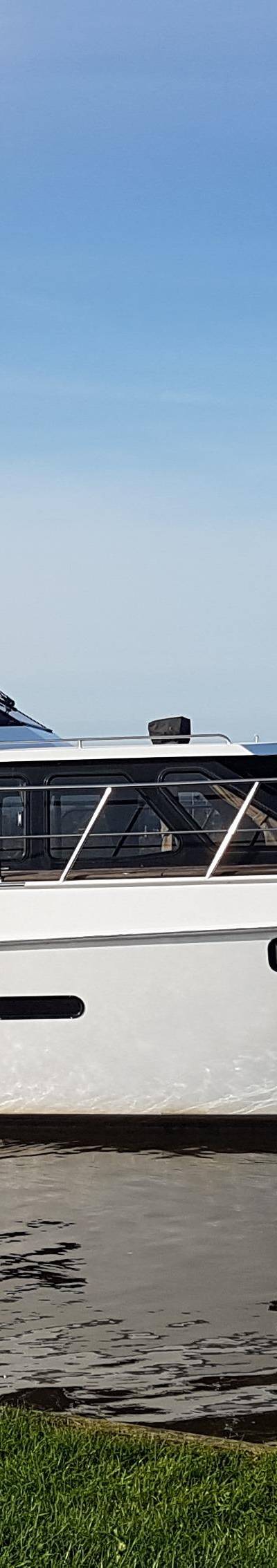 Altena Look 2000 - Aanzicht boot van stuurboord met kap en romp