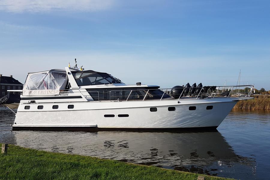 Altena Look 2000 - Aanzicht boot van stuurboord met kap en romp