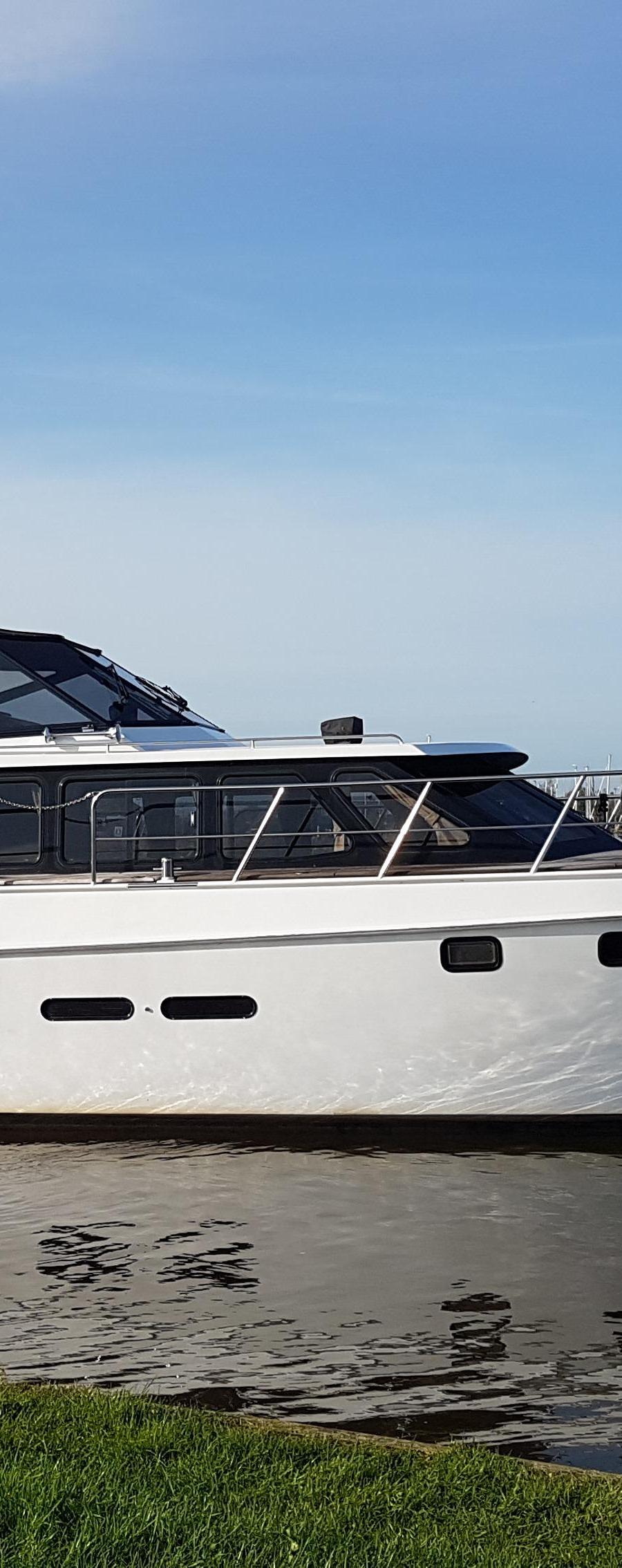 Altena Look 2000 - Aanzicht boot van stuurboord met kap en romp
