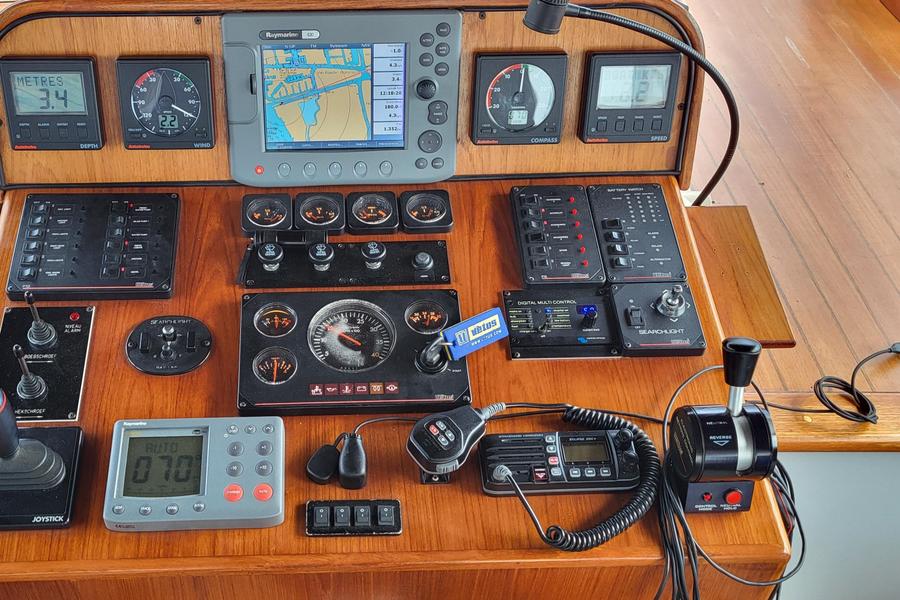 Altena Look 2000 - Stuurhut met dashboard, navigatie, stuurstick, gashendel, marifoon
