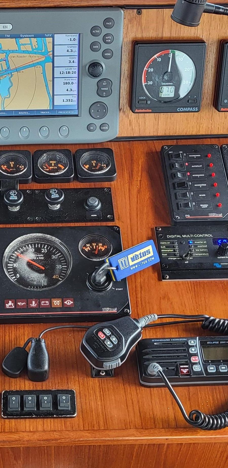 Altena Look 2000 - Stuurhut met dashboard, navigatie, stuurstick, gashendel, marifoon