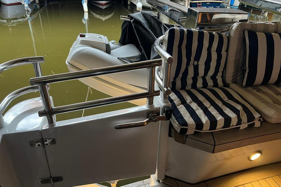 Altena Look 2000 - achterdek met zithoek en dinghy