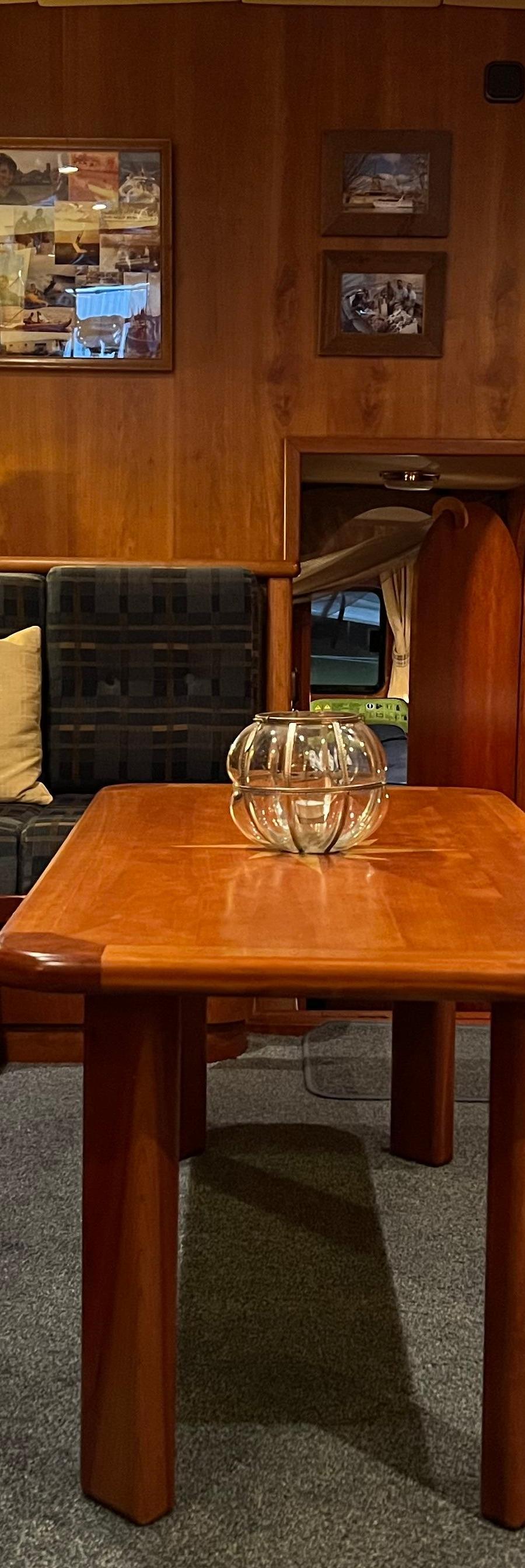 Altena Look 2000 - Salon met zithoek, tafel, trap naar stuurhut