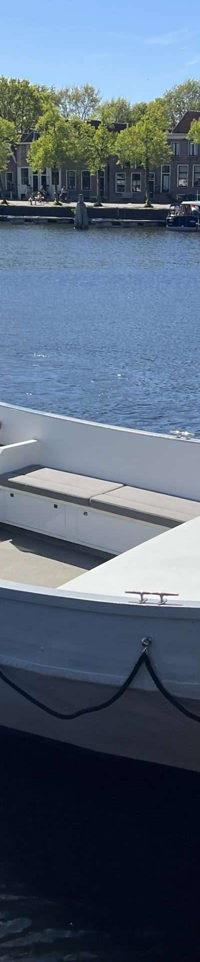 Aluminium Reddingsloep XL - Open boot met stuurwiel, bimini, zithoeken, barbecue, op water