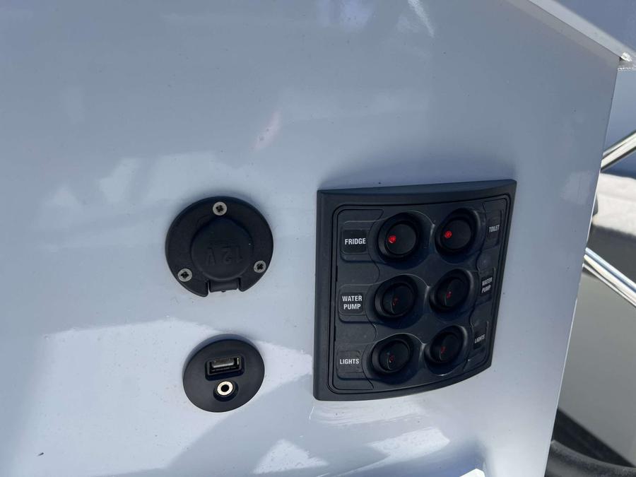 Aluminium Reddingsloep XL - Schakelpaneel met 12V en USB uitgang en schakelaars