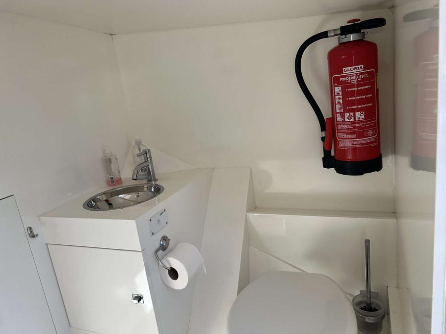 Aluminium Reddingsloep XL - Toiletruimte met wastafel, toilet en brandblusser