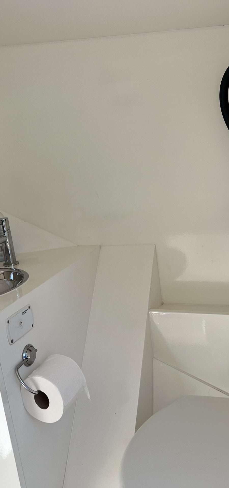 Aluminium Reddingsloep XL - Toiletruimte met wastafel, toilet en brandblusser