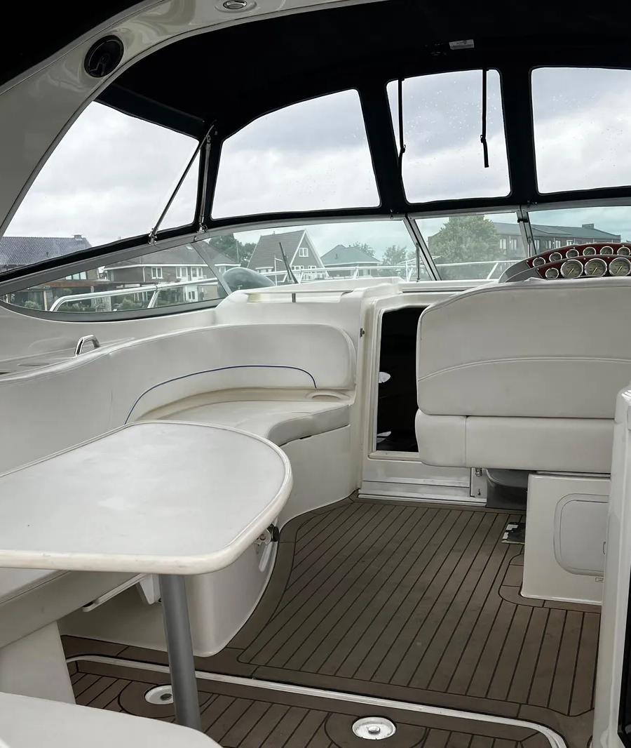 Bayliner 320 - stuurhut met dashboard, zithoek, tafel, koelkast