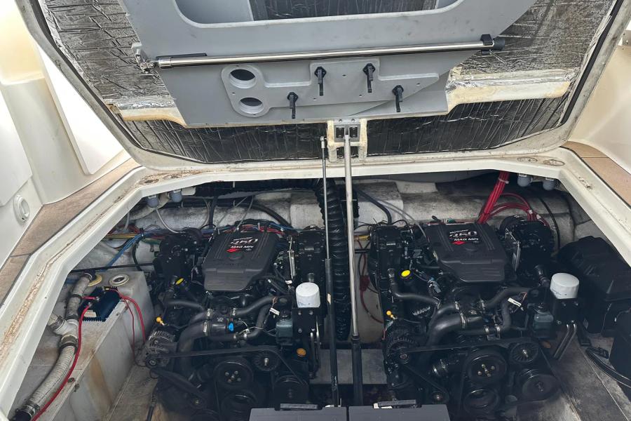 Bayliner 320 - Motorruim met twee Mercruiser 350 MAG MPI-motoren