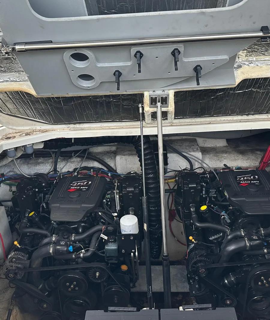 Bayliner 320 - Motorruim met twee Mercruiser 350 MAG MPI-motoren