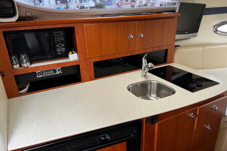 Bayliner 320 - Kombuis met spoelbak, kookplaat, combimagnetron en koelkast