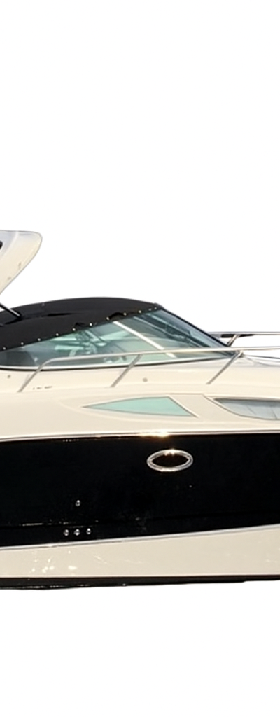 Bayliner 320 - Aanzicht boot van bakboord, romp met reling en cabrioletkap