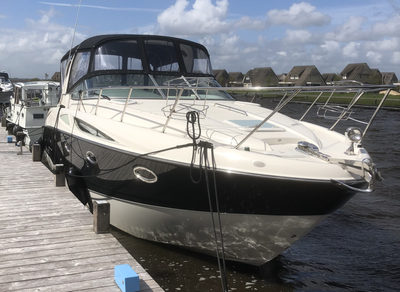 Bayliner 320 - Aanzicht boot van stuurboord met kap en patrijspoorten