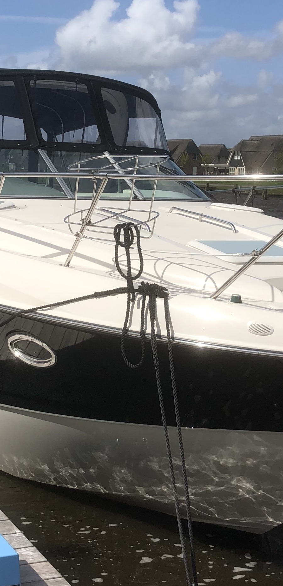 Bayliner 320 - Aanzicht boot van stuurboord met kap en patrijspoorten