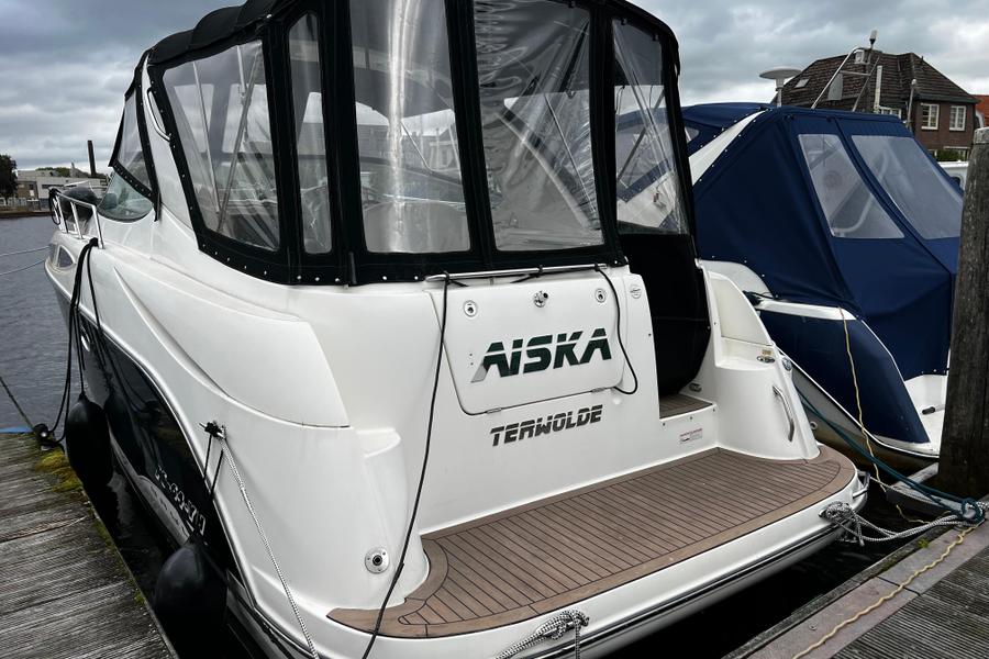 Bayliner 320 - Achtersteven boot, zwemplatform, boeg met stootwillen