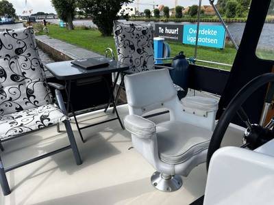 Boarncruiser 1000 - Achterdek met tafel, stoelen en stuurwiel