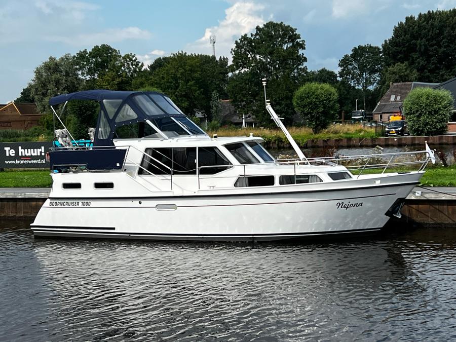 Boarncruiser 1000 - Aanzicht boot van stuurboord met kap en mast