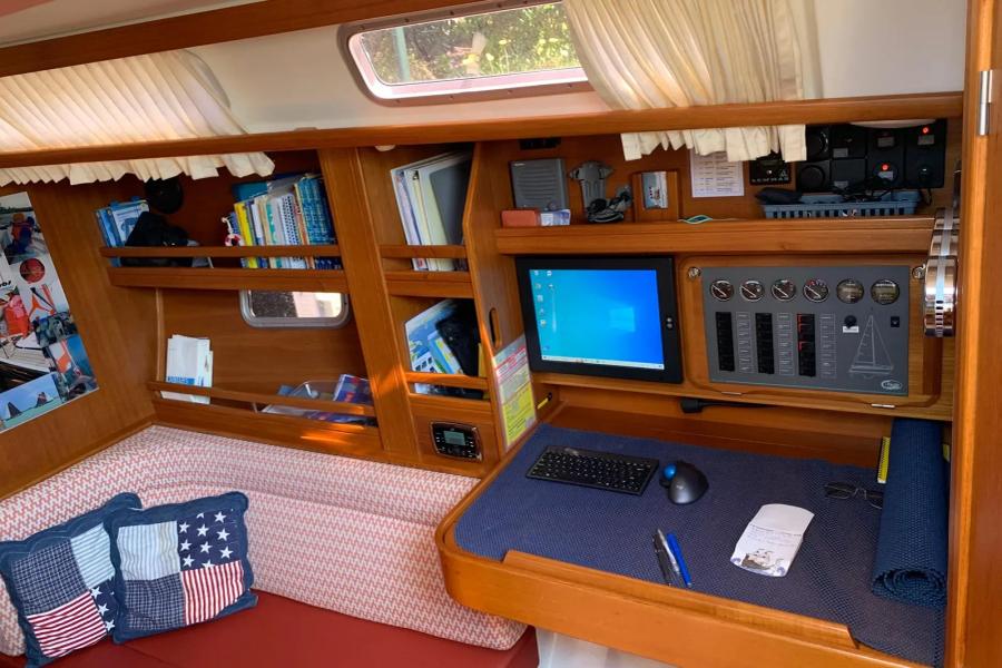 C-Yacht 1100 - Navigatiehoek met dashboard, monitor, toetsenbord, met zithoek