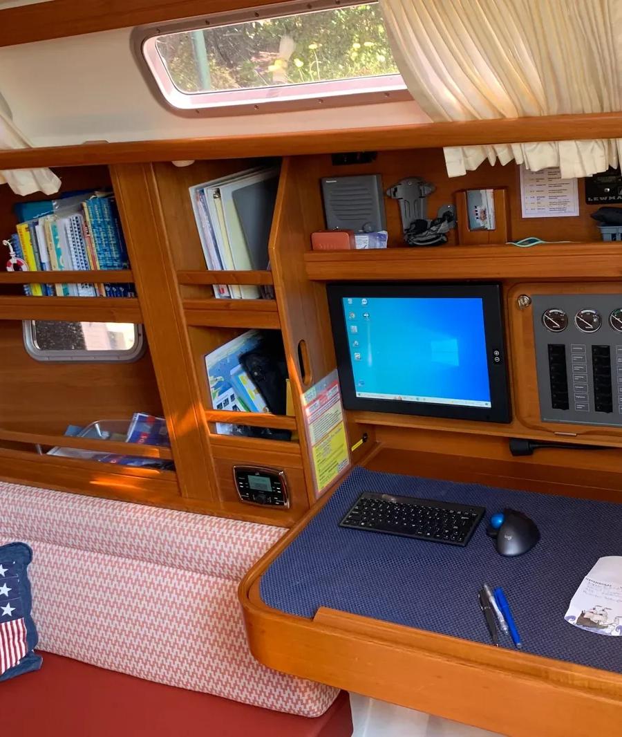 C-Yacht 1100 - Navigatiehoek met dashboard, monitor, toetsenbord, met zithoek
