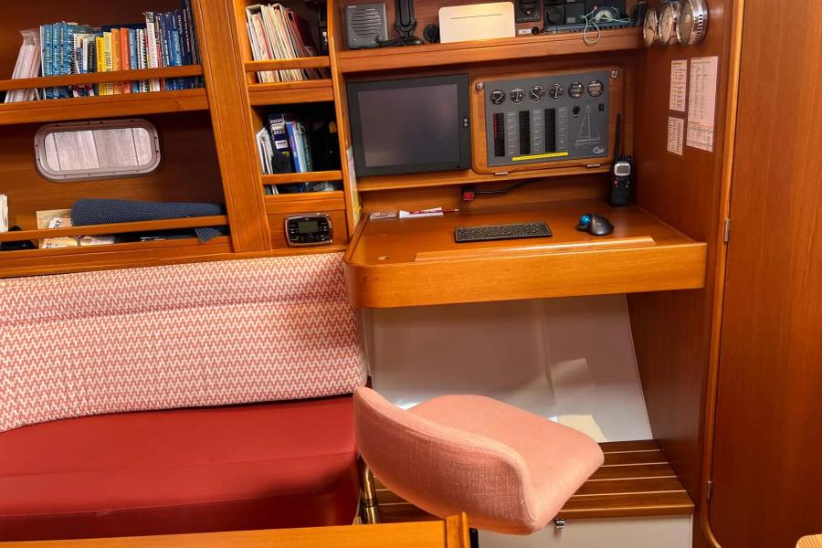 C-Yacht 1100 - Navigatiehoek met beeldscherm en kussens, stoel