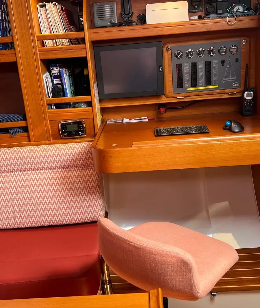 C-Yacht 1100 - Navigatiehoek met beeldscherm en kussens, stoel