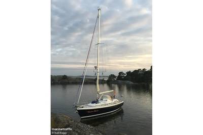C-Yacht 1100 - zeilboot, aanzicht van boeg met mast en romp
