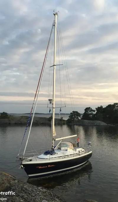 C-Yacht 1100 - zeilboot, aanzicht van boeg met mast en romp