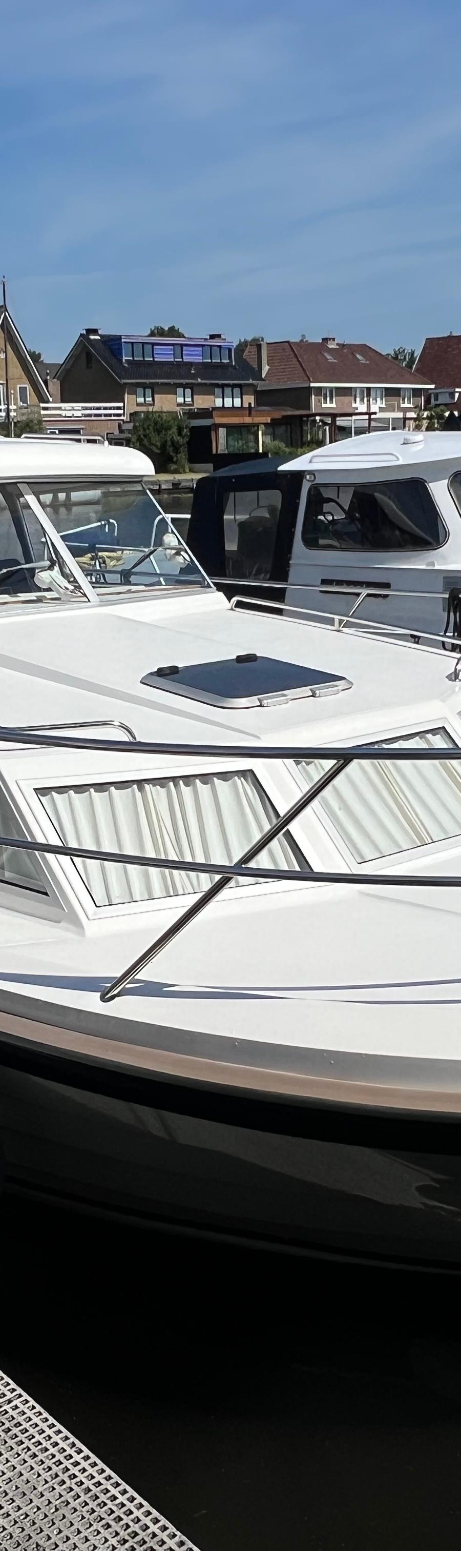 Agder 950 HT - Boeg met reling, raam en stuurhut