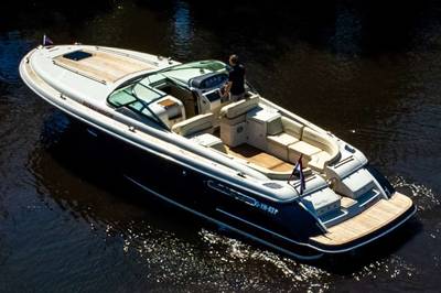 Luxe jacht op water met teak dek en ruime zitplaatsen.