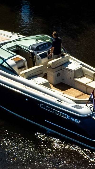 Luxe jacht op water met teak dek en ruime zitplaatsen.