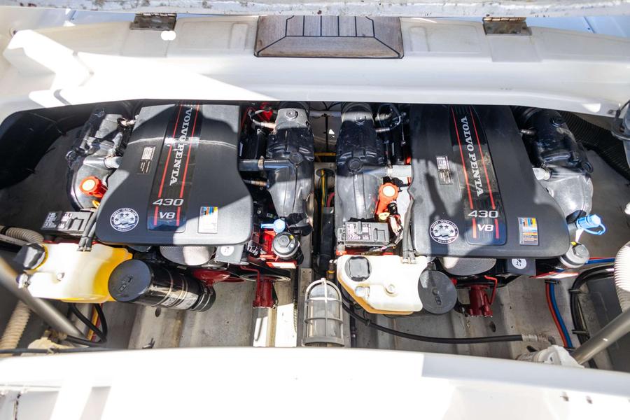 Motorruimte met twee krachtige V8-motoren en bijbehorende installatie.