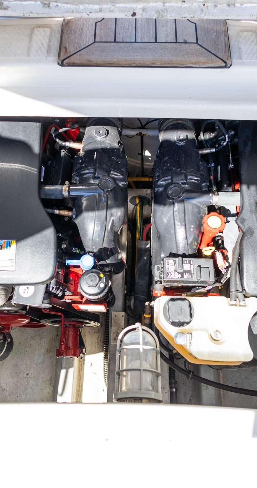 Motorruimte met twee krachtige V8-motoren en bijbehorende installatie.
