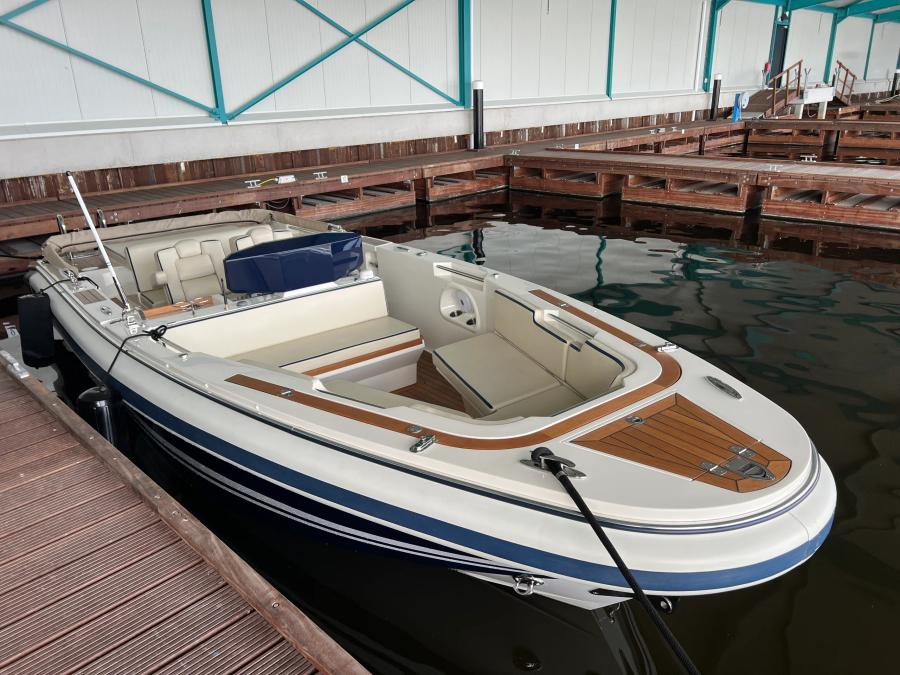 Novurania Chase 23