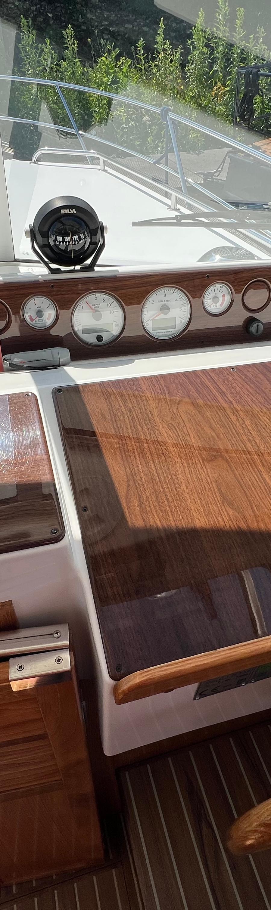 Agder 950 HT - Stuurhut met kompas, houten stuurwiel en dashboard