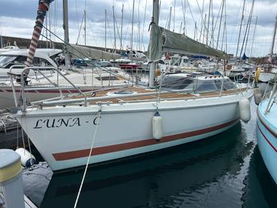 Etap 28i - Zeilboot in jachthaven met naam "LUNA-C