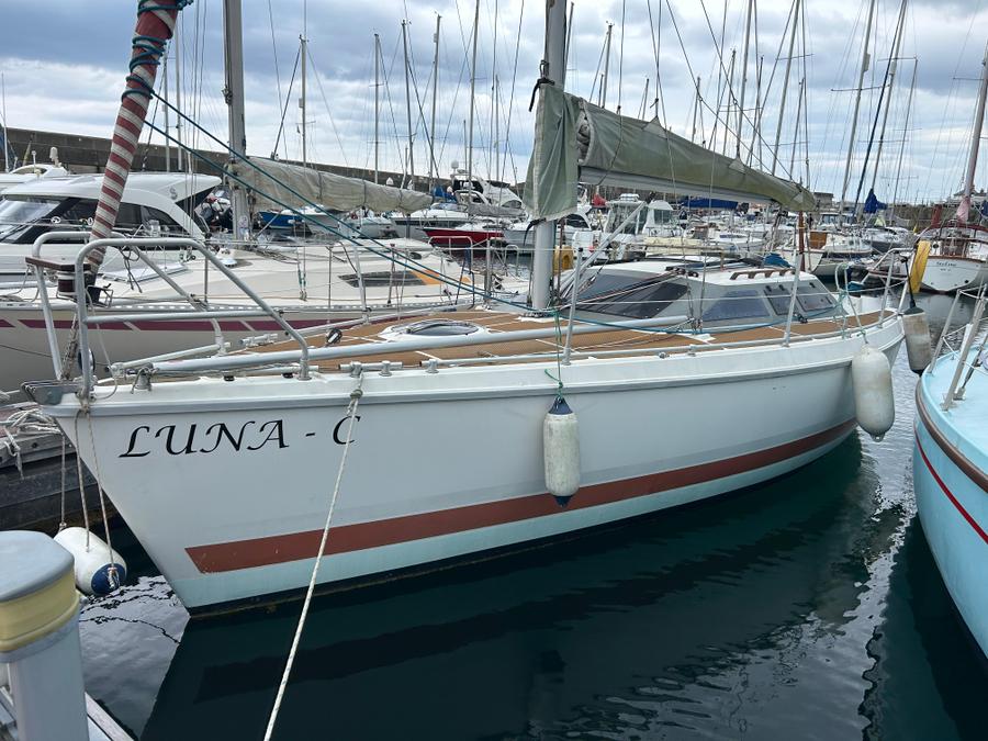 Etap 28i - Zeilboot in jachthaven met naam "LUNA-C