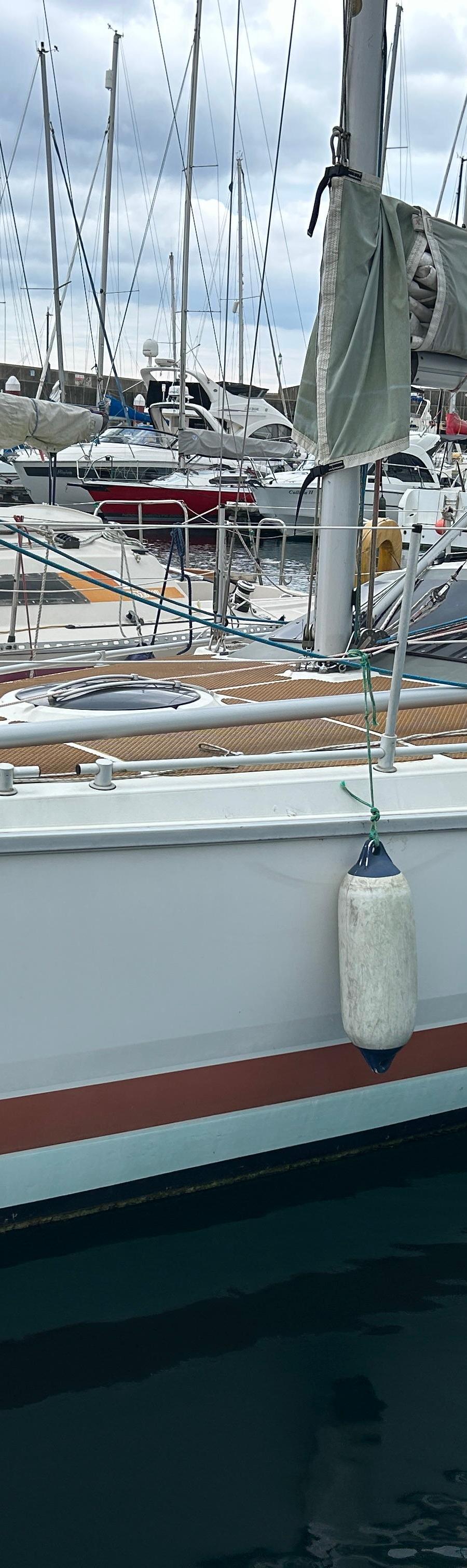 Etap 28i - Zeilboot in jachthaven met naam "LUNA-C