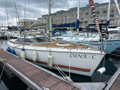 Etap 28i - Zeilboot "Luna-C" met beige dek, afgemeerd aan steiger
