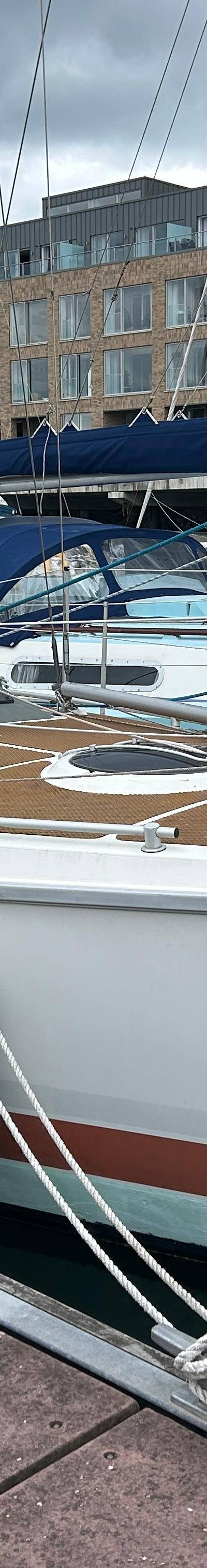 Etap 28i - Zeilboot "Luna-C" met beige dek, afgemeerd aan steiger
