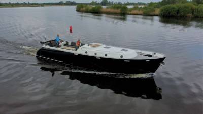 Gulliver 1220 - Helemaal boot, stuurpositie met schipper en passagiers, water