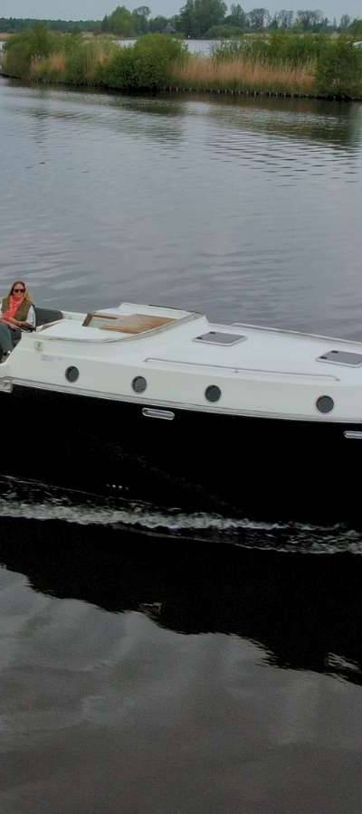 Gulliver 1220 - Helemaal boot, stuurpositie met schipper en passagiers, water