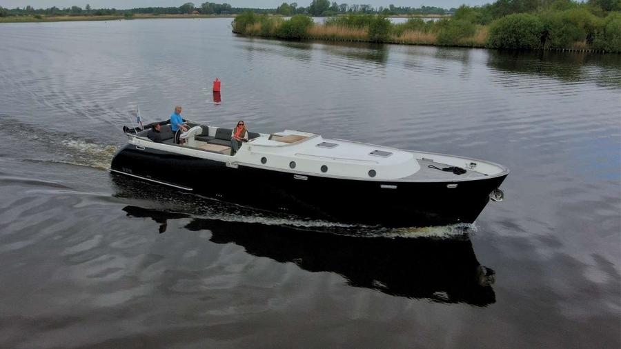 Gulliver 1220 - Helemaal boot, stuurpositie met schipper en passagiers, water