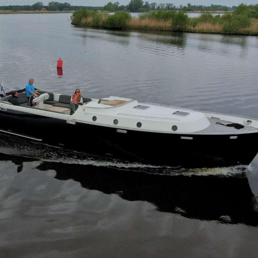 Gulliver 1220 - Helemaal boot, stuurpositie met schipper en passagiers, water