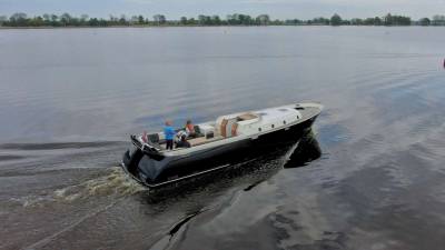 Gulliver 1220 - Achtersteven van de boot met mensen aan boord op water