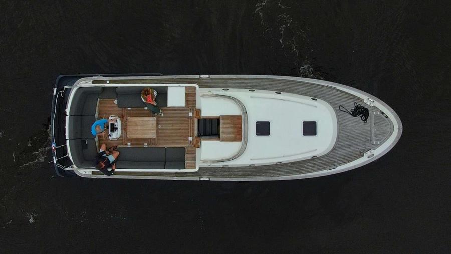 Gulliver 1220 - Bovenaanzicht boot met achterdek en voorpunt op water