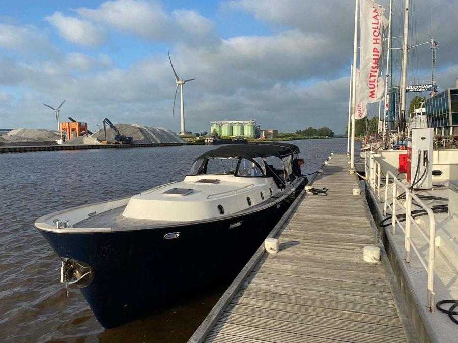 Gulliver 1220 - Schip aangemeerd aan steiger, met zeil en omringende industrie