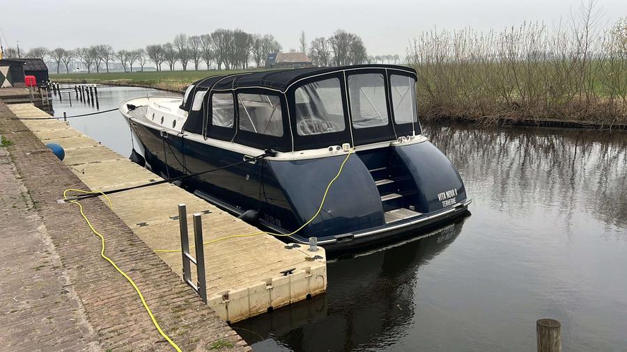 Gulliver 1220 - Boot met afdekzeil aangemeerd aan vlonder